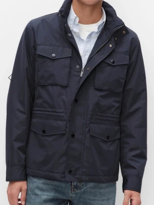 Mörkblå vindjacka med fickor - Stilren mörkblå bondelid vindjacka med fyra framfickor med lock och knapp, hög krage och dragkedja med knappslå. Jackan har en rak passform och är tillverkad i ett lätt, vattenavvisande material. Perfekt för blåsiga dagar och enkel att matcha med jeans. Priset går att diskuteras vid en snabb affär, nypris 1800kr på MQ mvh Axel