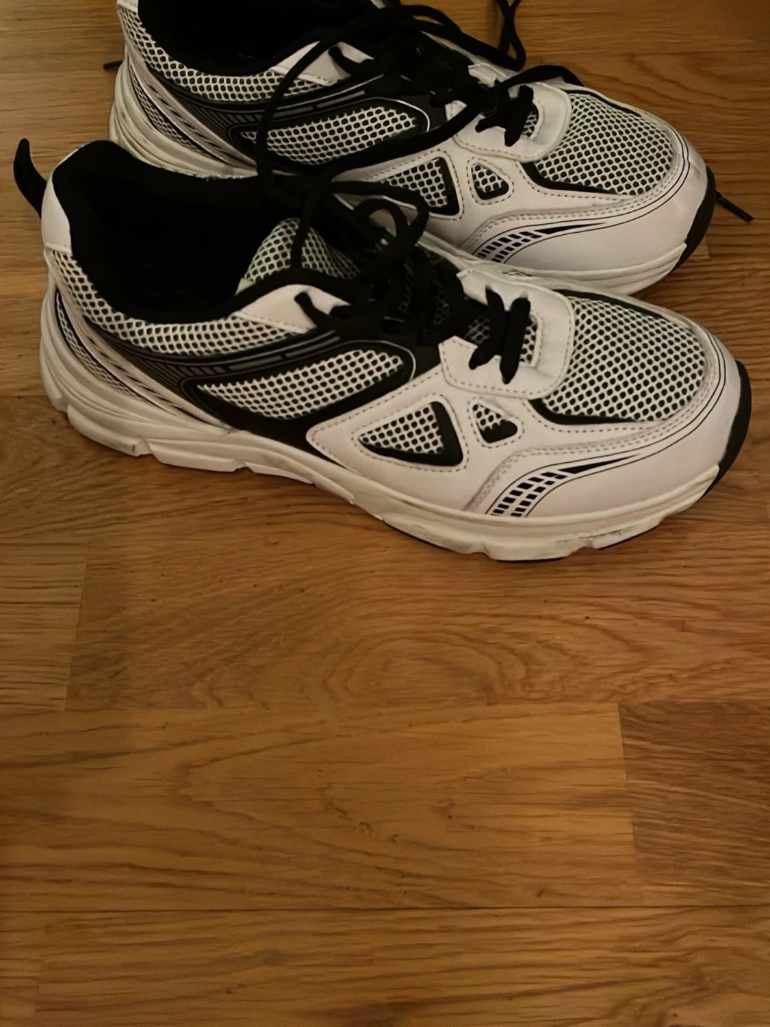 Vita och svarta mesh sneakers