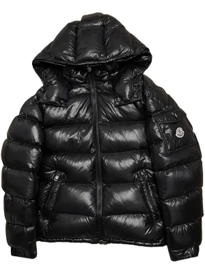  Moncler Maya jacka - Snygg svart dunjacka från Moncler med glansig finish och klassisk pufferdesign. Jackan har huva, två dragkedjeförsedda fickor fram och en liten ficka med Moncler-logga på ärmen. Perfekt för kalla vinterdagar och riktigt trendig look.