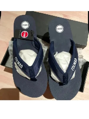 Blå flip-flops från Colmar - Snygga blå flip-flops från Colmar med vit logga på remmen. Perfekta för varma dagar och enkla att matcha med sommarens outfits. Tillverkade i syntetmaterial för en lätt och bekväm känsla.