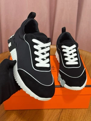 Bouncer sneakers - Ett par helt nya grå vita h bouncer sneakers, skorna kommer med låda och är en riktigt nice färg nu för sommarn! Vid frågor så är de bara att skriv😀