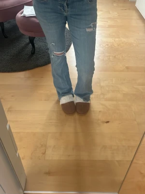 Ljusblå bootcut jeans med slitningar - Säljer ett par ljusblå bootcut jeans med slitningar och hål på ena knät. Byxorna är från ltb, hålet än gjorda själv. Jätte fina och sköna❤️❤️ här av er vid frågor❤️