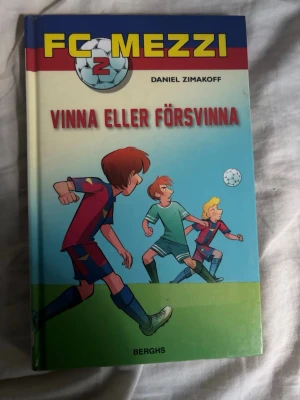 FC Mezzi 2: Vinna eller försvinna - Säljer boken 'FC Mezzi 2: Vinna eller försvinna' av Daniel Zimakoff. En färgglad inbunden bok med tecknade fotbollsspelare på omslaget. Perfekt för dig som gillar sport och spännande berättelser om vänskap och laganda.
