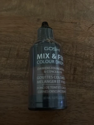 GOSH Mix & Fix Colour Drops - GOSH Mix & Fix Colour Drops är en flytande foundationprodukt i en mörk nyans, perfekt för att justera och mörka ner din foundation eller concealer. Kommer i en smidig plastflaska med pipett för enkel dosering. Passar dig som vill skräddarsy din basmakeup.