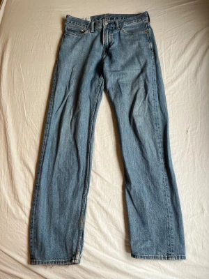 Klassiska raka blå jeans - Säljer nu dessa klassiska blå jeans från H&M! De har en rak passform och är i storlek 30/32. Hör av dig vid funderingar!