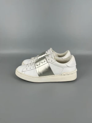 Valentino Open Skor Silver - • The shoes have been gently used and are in very good condition  • Size: 38 (fits true to size)  • Color: Silver  • Retail price: 7280 SEK / 590€  • No accessories