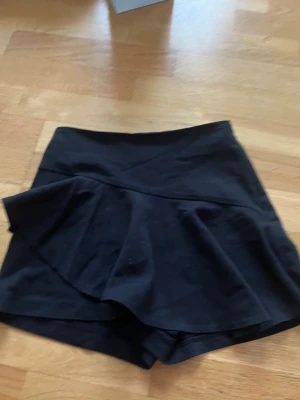 Skort Zara - Söt skort från Zara med volang, storlek XS men passar även mig som vanligtvis har S
