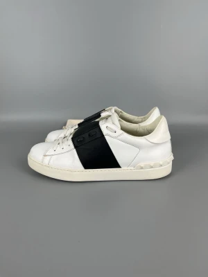 Valentino Open Skor - • The shoes have been gently used and are in very good condition  • Size: 42 (fits 42.5–43)  • Color: Black  • Retail price: 7280 SEK / 590€  • Dustbag included