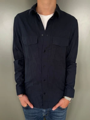 Massimo Dutti Overshirt - Storlek: L | skick: 10/10 | nypris: ca 1500kr. Tveka inte att höra av er vid frågor eller funderingar🫡🤝