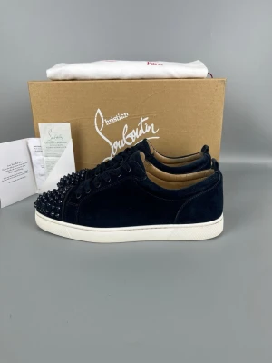 Mörkblå Louboutin Skor Taggar - • The shoes have been gently used and are in very good condition  • Size: 41.5 (fits 42–42.5)  • Color: Navy / Dark Blue  • Retail price: 9500 SEK / 795€  • Box, dustbag & receipt included