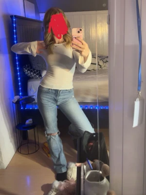 Jeans från Gina - Säljer mina favvo jeans då dom tyvärr börjat bli för tajta och sitter inge bekvämt längre, tycker dom har as skönt material och dom är super snygga, midwaist och straight/bootcut. Har älskat dessa med hela mitt hjärta å vill egentligen inge sälja men är rädd att jag ska råka spräcka dom om jag fortsätter använda dom😭