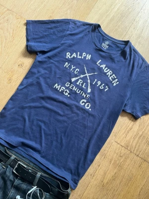 Ralph lauren T-shirt  - Säljer denna extremt snygga Ralph Lauren  t-shirten 🙌 Storlek: M Skick: 9/10 🔥  💬Skriv vid frågor! 💸 Pris kan diskuteras vid snabb affär! 📦 Skickas snabbt!