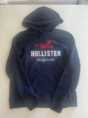 Hollister California hoodie  - Riktigt snygg Hollister California hoodie. fint skick inga fel storlek XS kan även passa S kan ta mått vid behov. Perfekt inför sommaren så den är lite tunnare. Endast 328 kr ej hugget i sten kom gärna med frågor och prisförslag har även mycket mer liknande i min profil alla storlekar kolla gärna stor rabatt vid köp av flera 😁✌️