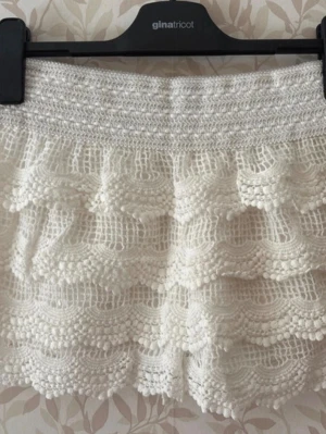 Vita virkade shorts - Spetsshorts