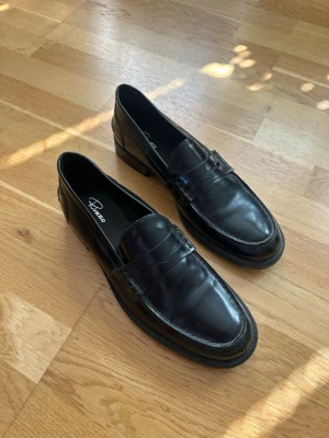 Rizzo loafers 43 - Svarta loafer ifrån Rizzo storleken är 43