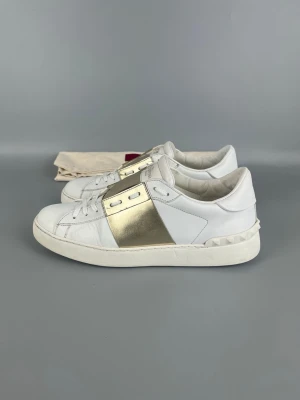 Valentino Open Sneaker Gold | 41.5 - • The shoes have been gently used and are in very good condition  • Size: 41.5 (fits 42–42.5)  • Color: Metallic Gold  • Retail price: 7280 SEK / 590€  • Dustbag included