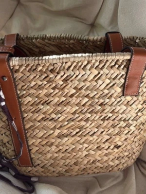 Strandväska väska  - Underbar strandväska gjort på sjögräs och veganskt läder Perfekt för soliga dagar 🍋  Höjd 23 cm utan handtag Bredd 37 cm högst upp  Köp gärna med bundle för rabatt! 🌞