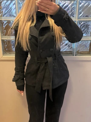 Kort kappa - Supersnygg kort kappa som sitter ”figersytt”. Från vero moda, storlek M🫶
