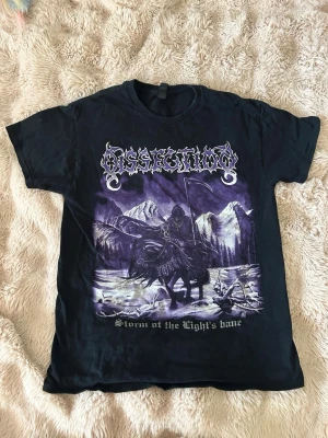 Dissection band tröja - Fett cool Dissection band tröja, användt ett fåtal gånger men mest har legat i min garderob. Jag köpte den från EMP för något år sedan. Skriv om några frågor eller om ni är intresserade och kommer köpa!💗