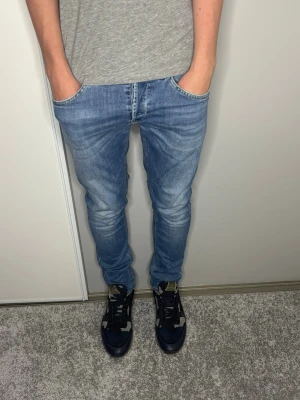 Don dup jeans modell George - Riktigt feta och sköna jeans som man kan klä upp sig till med en fet kostym eller bara köra nån skön tshirt sitter riktigt snyggt på💥 priset är ej hugget i sten💥 bara höra av sig om frågor och funderingar 