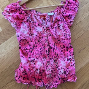 Rosa topp - Så cool rosa topp med leopardmönster!!