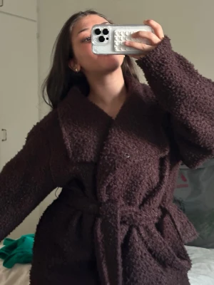 Brun teddy kappa Gina tricot  - Jätte fin nu inför hösten. Behöver få den såld eftersom måste köpa en annan kappa. 💕
