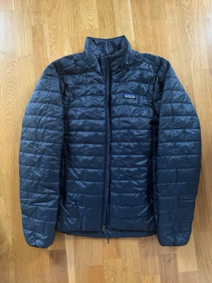 Patagonia NANO PUFF JACKA - Helt ny Patagonia jacka som endast har används en gång till kontoret och sedan legat i min garderob.     nypris 2299 kr