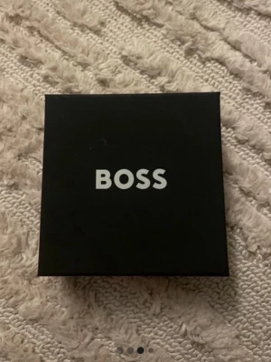 Silverfärgat armband från BOSS - Hugo boss armband i ONE SIZE