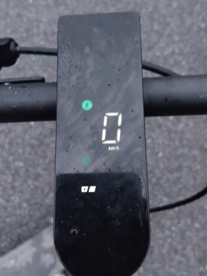 Navee easyride 20 - Fungerande elspark som är enkel att ta med på buss och annat den ör framhjulsdrift och bakbroms 250 watt 20 kmh topphasitghet fram lampan funkar inte för kabeln är trasiga men baklampan funkar bra med några sprickor