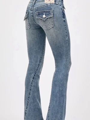 Blå bootcut jeans från True Religion - Säljer ett par blå bootcut jeans från True Religion med klassiska kontrastsömmar och fickor med lock och knapp bak. Jeansen har låg midja och är tillverkade i denim med lätt tvättad look. .