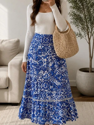 Blåvit långkjol med mönster - Snygg långkjol med blått och vitt mönster i boho-stil. Kjolen har en lätt utsvängd form och volang nertill, perfekt för dig som gillar färg och mönster. Tillverkad i ett mjukt och lätt material som känns skönt mot huden.