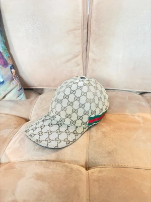 Gucci keps canvas beige - Beige canvas, fint skick. Äkta såklart chippet finns och fås med