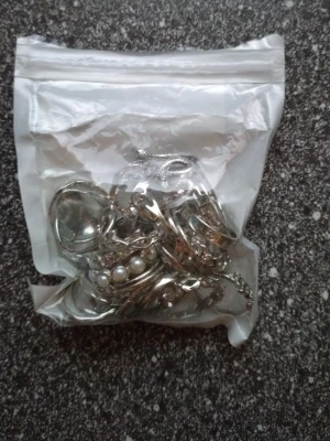 30 styck silver ringar - En påse med blandade silversmycken, inklusive ringar. Några av ringarna har vita pärldetaljer och olika former. Perfekt för dig som gillar att mixa och matcha accessoarer.
