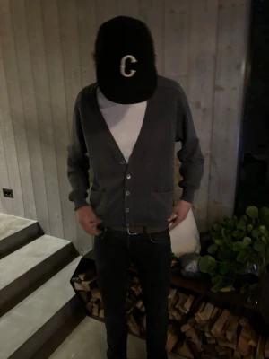 Ernst Alexis stickad cardigan S  - Ingen logga behövs när tröjan ser ut så här. En grå finstickad cardigan, tillverkad i mjuk bomull. Nypris 900kr. Köp innan jag ångrar mig.
