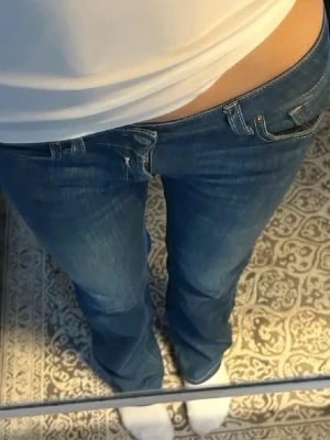 Mörkblåa jeans  - Säljer mina mörkblåa replay jeans i jätte bra skick. 36cm tvärs över midjan och passa mig som är 1.70