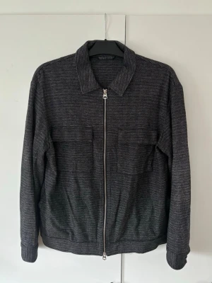 J.lindeberg skjortjacka herr M  - Grå unik ursnygg populär och trendig j.lindeberg skjortjacka i storlek M. Inga hål eller fläckar i utmärkt skick och perfekt nu till sommaren! Supersnygg på och grym passform! 