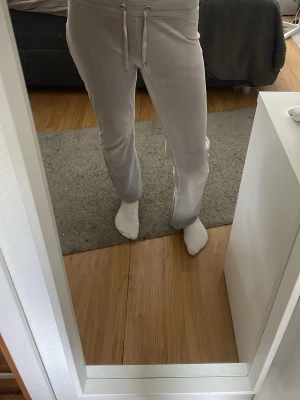 Ljusgrå mjukisbyxor med dragsko - Säljer ett par ljusgrå mjukisbyxor med hyfsat raka ben. Byxorna har en enkel och clean look, perfekta för chill dagar hemma eller när du vill vara bekväm. Tillverkade i mjukt material som känns skönt mot huden. Byxorna är i storlek xs, förkorta för mig då jag är 170 cm lång.