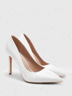 Vita klassiska pumps med spetsig tå - Stilrena vita pumps med spetsig tå och hög klack. Skorna har en elegant och tidlös design med slät yta och smal klack. Perfekta för dig som vill ha en clean och chic look. Materialet ser ut att vara syntet.