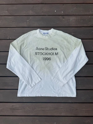 Acne Studios långärmad tröja - Hej, säljer en vit acne Studios långärmad tröja i storlek S. Den är i väldigt bra skick, köptes för ett tag sedan men har knappt använt den. Den är äkta och inköpsbevis finns. Hör av dig vid frågor eller intresse!
