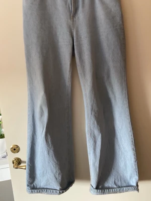 Ljusblå raka jeans från LCW Modest - Ljusblå jeans från LCW Modest med rak passform och klassisk dragkedja. Jeansen har hög midja och är tillverkade i denim med synliga sömmar. Perfekta för en avslappnad och trendig look.
