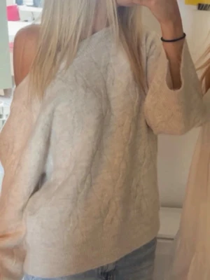 Stickad off shoulder - Beige stickad off shoulder tröja från Gina tricot 