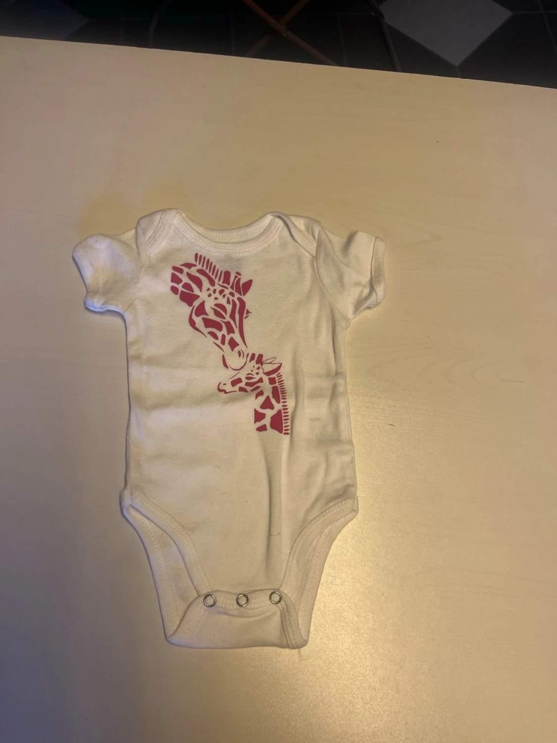 Vit body med girafftryck