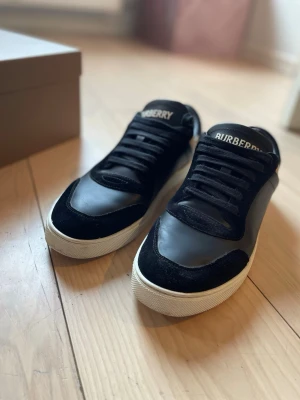 Svarta sneakers från Burberry - Knappt använda burberry skor. Köpta på double Y i Malmö. Box ingår. Säljer då dem inte passar mig längre. 