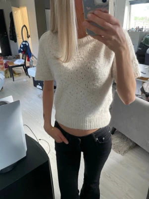 Vit stickad kortärmad tröja - Vit stickad kortärmad tröja med mönster. Knappt använd💕