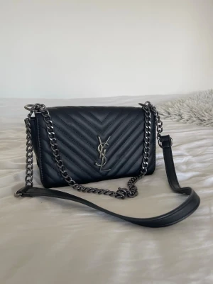 Handväska  - Ysl axelremsväska