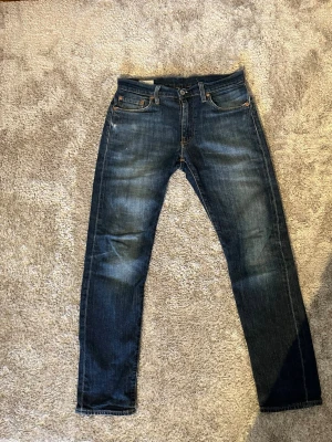 Levi's jeans  - Snygga mörkblå jeans från levi’s straight fit med lite mer åt de slim hållet perfekta nu inför sommaren, vid mer frågor hör av er & priset går att diskutera vid en snabb affär!🫡