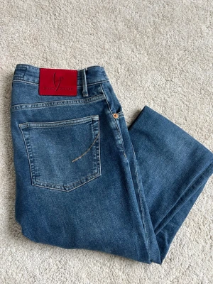 Jeans från handpicked  - Snygga blå jeans från Handpicked. Väldigt bra skick eftersom att de knappt är använda. Nypris ca 3000kr 