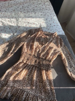 Mönstrad Zara klänning - Märke: Zara  Storlek: S/36 Färg: Beige, brun, vit  Utseende: Skönt tunt material som inte är osynligt ( finns undertyg) i ”orm” mönster. Mycket snygg   🌼Klänningen är aldrig använt och har därav inga tecken på användning. Den är perfekt till varmare väder då den är luftig och tunn. 🌼  #zara #truereligion