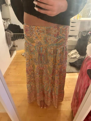Färgglad långkjol med mönster  - Jag säljer en långkjol som bara har ansvänts en gång. Den har fint mönster och är perfekt till sommaren! 
