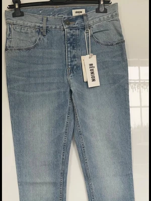 Ljusblå raka jeans från Réunion - Snygga ljusblå jeans från Réunion med raka ben och klassisk femficksdesign. Jeansen har en normal passform och är tillverkade i bomull. Perfekta för en avslappnad och trendig stil.